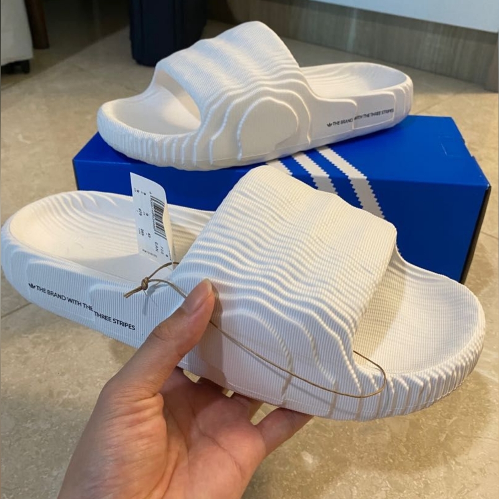 ADIDAS ADILETTE 22 MEN US SIZE 7/ FIT WOMEN SIZE 8.5 BRAND NEW IN BOX